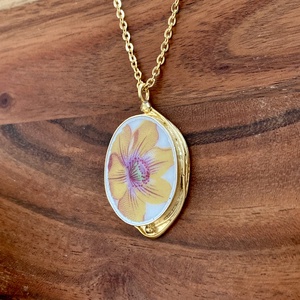 Aranyozott medál - mentett francia porcelán darabok - virágos medál vagy nyaklánc, Ékszer, Nyaklánc, Medálos nyaklánc, Ékszerkészítés, Mozaik, MESKA