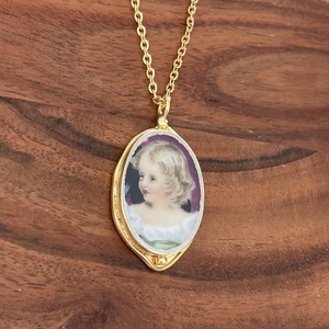 Aranyozott medál - mentett porcelán darabok - kislány arc medál vagy nyaklánc - ékszer - nyaklánc - medálos nyaklánc - Meska.hu