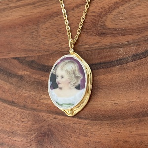 Aranyozott medál - mentett porcelán darabok - kislány arc medál vagy nyaklánc, Ékszer, Nyaklánc, Medálos nyaklánc, Ékszerkészítés, Mozaik, MESKA