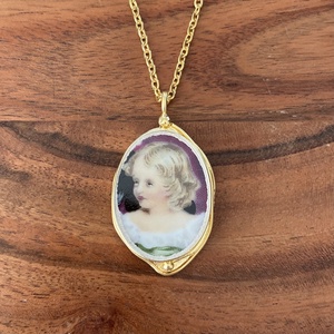 Aranyozott medál - mentett porcelán darabok - kislány arc medál vagy nyaklánc - ékszer - nyaklánc - medálos nyaklánc - Meska.hu