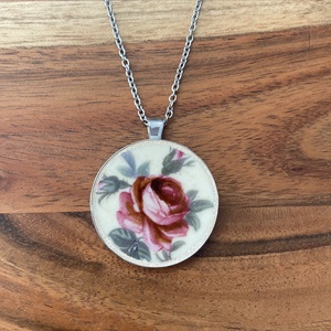 Mentett porcelán darabok - rózsás nagy medálos nyaklánc - nemesacél, Ékszer, Nyaklánc, Medálos nyaklánc, Mozaik, Ékszerkészítés, MESKA