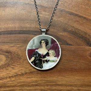 Mentett porcelán darabok, anya-lánya ölelés nagy medálos nyaklánc - nemesacél - Meska.hu