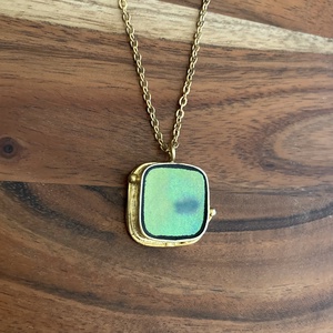 Aranyozott eozinos medál - mentett porcelán darabok - négyzetes medál vagy nyaklánc, Ékszer, Nyaklánc, Medálos nyaklánc, Ékszerkészítés, Mozaik, MESKA