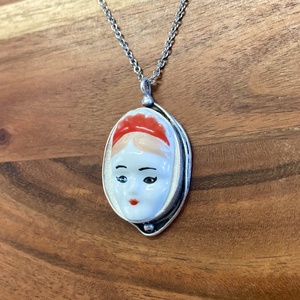 RITKA DARAB - Mentett porcelán darabok - lány, női arc medálos nyaklánc - ékszer - nyaklánc - medálos nyaklánc - Meska.hu