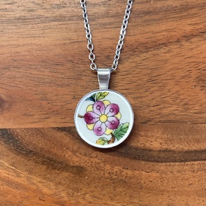 Mentett porcelán darabok - virágos nemesacél nyaklánc - Meska.hu