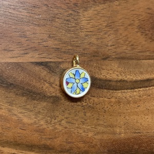 Aranyozott pici medál - mentett virágos porcelán darabok - medál vagy nyaklánc - ékszer - nyaklánc - medálos nyaklánc - Meska.hu