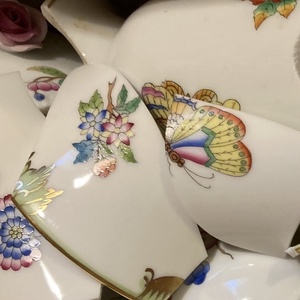 Aranyozott pici medál - mentett virágos porcelán darabok - medál vagy nyaklánc - ékszer - nyaklánc - medálos nyaklánc - Meska.hu
