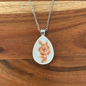 Mentett porcelán darabok - narancs virágos nyaklánc - nemesacél csepp medálos - Meska.hu