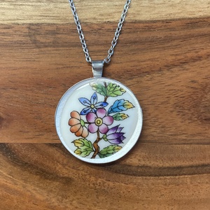 Mentett porcelán darabok - virágos nagy medálos nyaklánc - nemesacél, Ékszer, Nyaklánc, Medálos nyaklánc, Mozaik, Ékszerkészítés, Tovább él egy törött herendi Viktória mintás porcelán ebben a nagy méretű kerek medálban. Egyedülál..., MESKA
