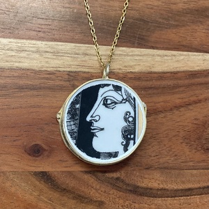 RITKA DARAB - Mentett porcelán darabok, női arc medál vagy nyaklánc, Ékszer, Nyaklánc, Medálos nyaklánc, Ékszerkészítés, Mozaik, Tovább él egy törött Szász Endre porcelándarab ebben míves nagyméretű sárgaréz medálban. A porcelán..., MESKA