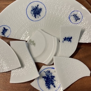 Mentett porcelán darabok - nyaklánc - nagy medálos, kék virágos - ékszer - nyaklánc - medálos nyaklánc - Meska.hu