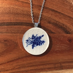Mentett porcelán darabok - nyaklánc - nagy medálos, kék virágos - ékszer - nyaklánc - medálos nyaklánc - Meska.hu
