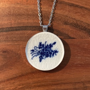 Mentett porcelán darabok - nyaklánc - nagy medálos, kék virágos - Meska.hu