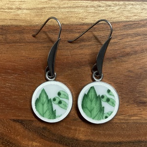 AKCIÓS! Mentett porcelán darabok - levélmintás fülbevaló - nemesacél lógós - Meska.hu