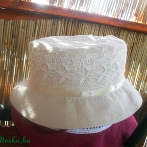 Nyers molinó kalap, vert-csipke díszítéssel.  -  - Meska.hu