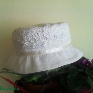 Nyers molinó kalap, vert-csipke díszítéssel.  -  - Meska.hu