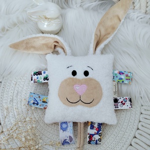 Nyuszis cimkepárna kisfiúknak, Baba - mama, Baba játékok, Csörgő, Hímzés, Varrás, Teddy és plüss anyagból készűlt cimkepárna. Hímzett arcval. Belsejében található egy szolíd hangú, ..., MESKA