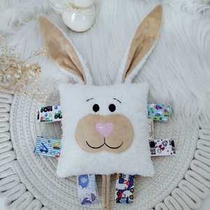 Nyuszis cimkepárna kisfiúknak - baba - mama - baba játékok - csörgő - Meska.hu