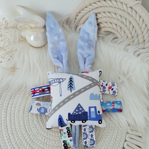 Kék mintás cimkepárna csörgővel , Baba - mama, Baba játékok, Babakocka, Varrás, MESKA