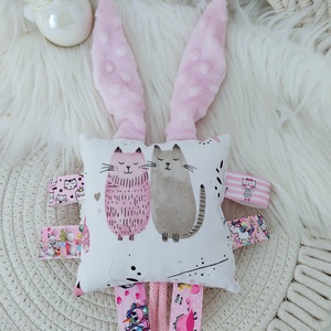 Rózsaszín cicás cimkepárna csörgővel , Baba - mama, Baba játékok, Babakocka, Varrás, MESKA