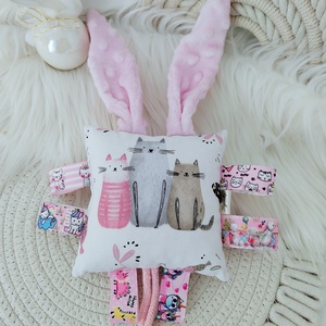 Rózsaszín cicás cimkepárna csörgővel  - baba - mama - baba játékok - babakocka - Meska.hu