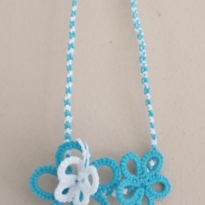 Kék-fehér pillangós virágos nyaklánc - Meska.hu