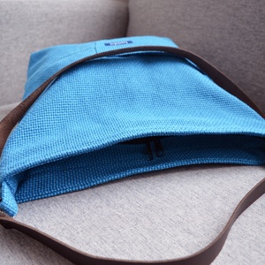 Világoskék válltáska oldaltáska barna bőr pánttal - táska & tok - kézitáska & válltáska - válltáska - Meska.hu