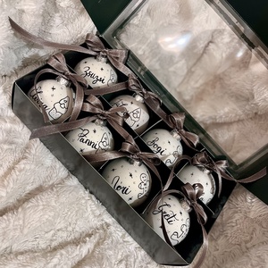 Karácsonyi Üveggömb - névre szóló, kézzel írt - karácsony - karácsonyi lakásdekoráció - karácsonyfadíszek - Meska.hu