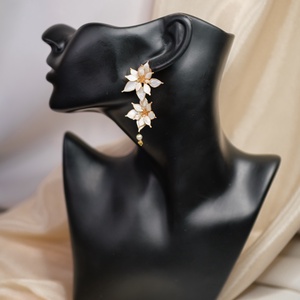 Fehér virág fülbevaló - ékszer - fülbevaló - csillár fülbevaló - Meska.hu