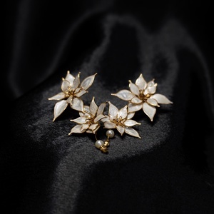 Fehér virág fülbevaló - ékszer - fülbevaló - csillár fülbevaló - Meska.hu