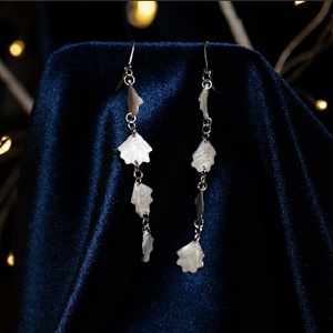 Fehér pipacsszirom lógós fülbevaló - ékszer - fülbevaló - lógó fülbevaló - Meska.hu