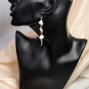 Fehér pipacsszirom lógós fülbevaló - ékszer - fülbevaló - lógó fülbevaló - Meska.hu