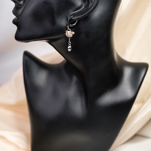 Apró virágos asszimetrikus fülbevaló - ékszer - fülbevaló - lógó fülbevaló - Meska.hu