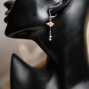 Apró virágos asszimetrikus fülbevaló - ékszer - fülbevaló - lógó fülbevaló - Meska.hu