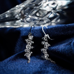 Apró üvegvirág hatású lógós fülbevaló - ékszer - fülbevaló - lógó fülbevaló - Meska.hu