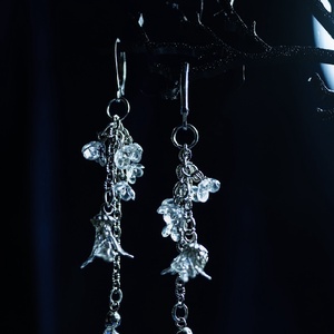 Apró üvegvirág hatású lógós fülbevaló - ékszer - fülbevaló - csillár fülbevaló - Meska.hu