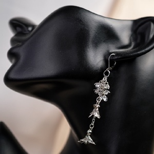 Apró üvegvirág hatású lógós fülbevaló - ékszer - fülbevaló - csillár fülbevaló - Meska.hu