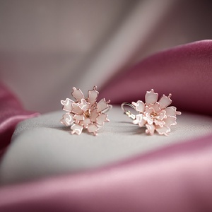 Púderrózsaszín virág fülbevaló - ékszer - fülbevaló - lógó fülbevaló - Meska.hu