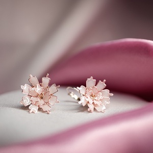 Púderrózsaszín virág fülbevaló - ékszer - fülbevaló - lógó fülbevaló - Meska.hu