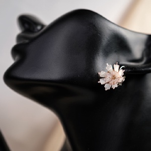 Púderrózsaszín virág fülbevaló - ékszer - fülbevaló - lógó fülbevaló - Meska.hu