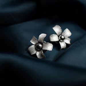 Gyöngyház fehér virág fülbevaló - esküvő - ékszer - fülbevaló - Meska.hu