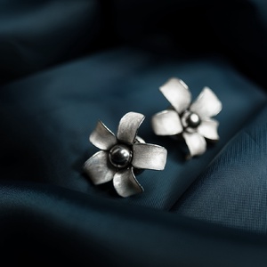 Gyöngyház fehér virág fülbevaló - esküvő - ékszer - fülbevaló - Meska.hu