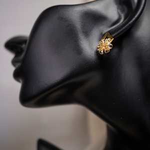 Aranyló üveg virág fülbevaló - ékszer - fülbevaló - fülékszer - Meska.hu