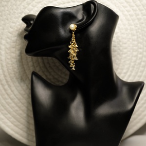 Bézs gyöngyös, üvegvirág hatású arany színű fülbevaló - ékszer - fülbevaló - lógó fülbevaló - Meska.hu