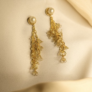 Bézs gyöngyös, üvegvirág hatású arany színű fülbevaló - ékszer - fülbevaló - lógó fülbevaló - Meska.hu