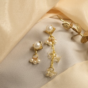 Arany színű, bézs gyöngyös asszimetrikus lógós fülbevaló - ékszer - fülbevaló - lógó fülbevaló - Meska.hu