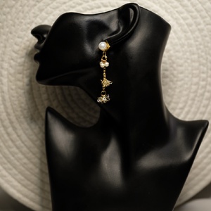 Arany színű, bézs gyöngyös asszimetrikus lógós fülbevaló - ékszer - fülbevaló - lógó fülbevaló - Meska.hu