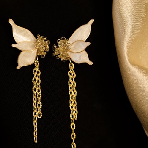 Aranyszínű, pillangó formájú lógós fülbevaló - ékszer - fülbevaló - lógó fülbevaló - Meska.hu