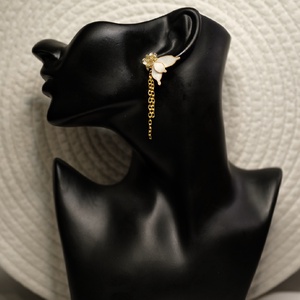 Aranyszínű, pillangó formájú lógós fülbevaló - ékszer - fülbevaló - lógó fülbevaló - Meska.hu