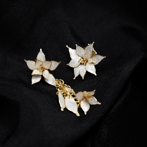 Selyemfehér, aranyszínű keretes asszimetrikus virág lógós fülbevaló - ékszer - fülbevaló - lógó fülbevaló - Meska.hu